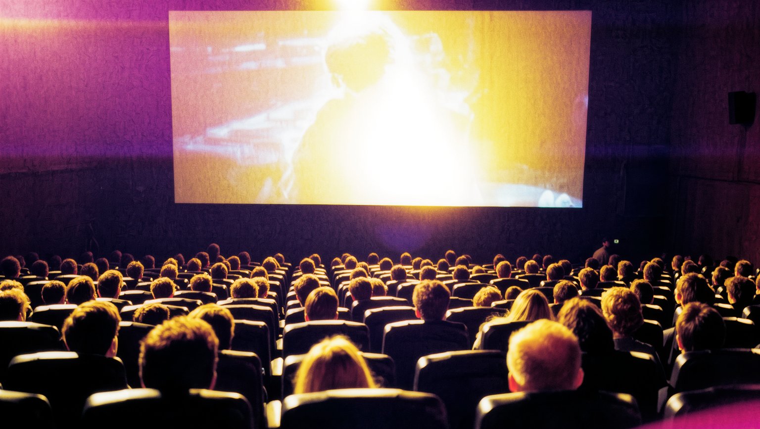 Sala de proyección de festival de cortometrajes, estilo grunge retro