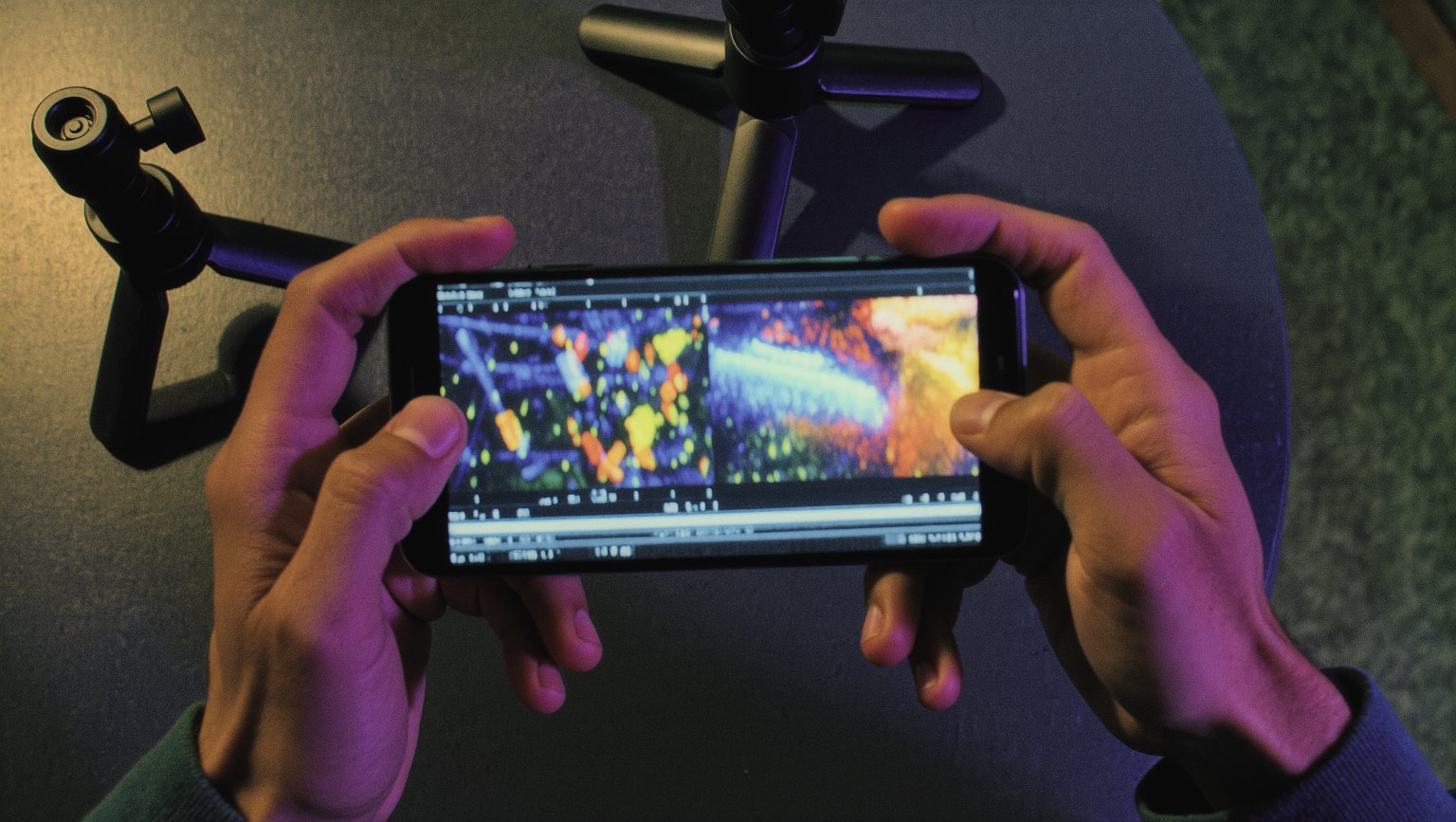 Las Mejores Apps para Editar Vídeo desde el Móvil (2026) 4 Móvil con interfaz de edición de vídeo, estilo grunge retro