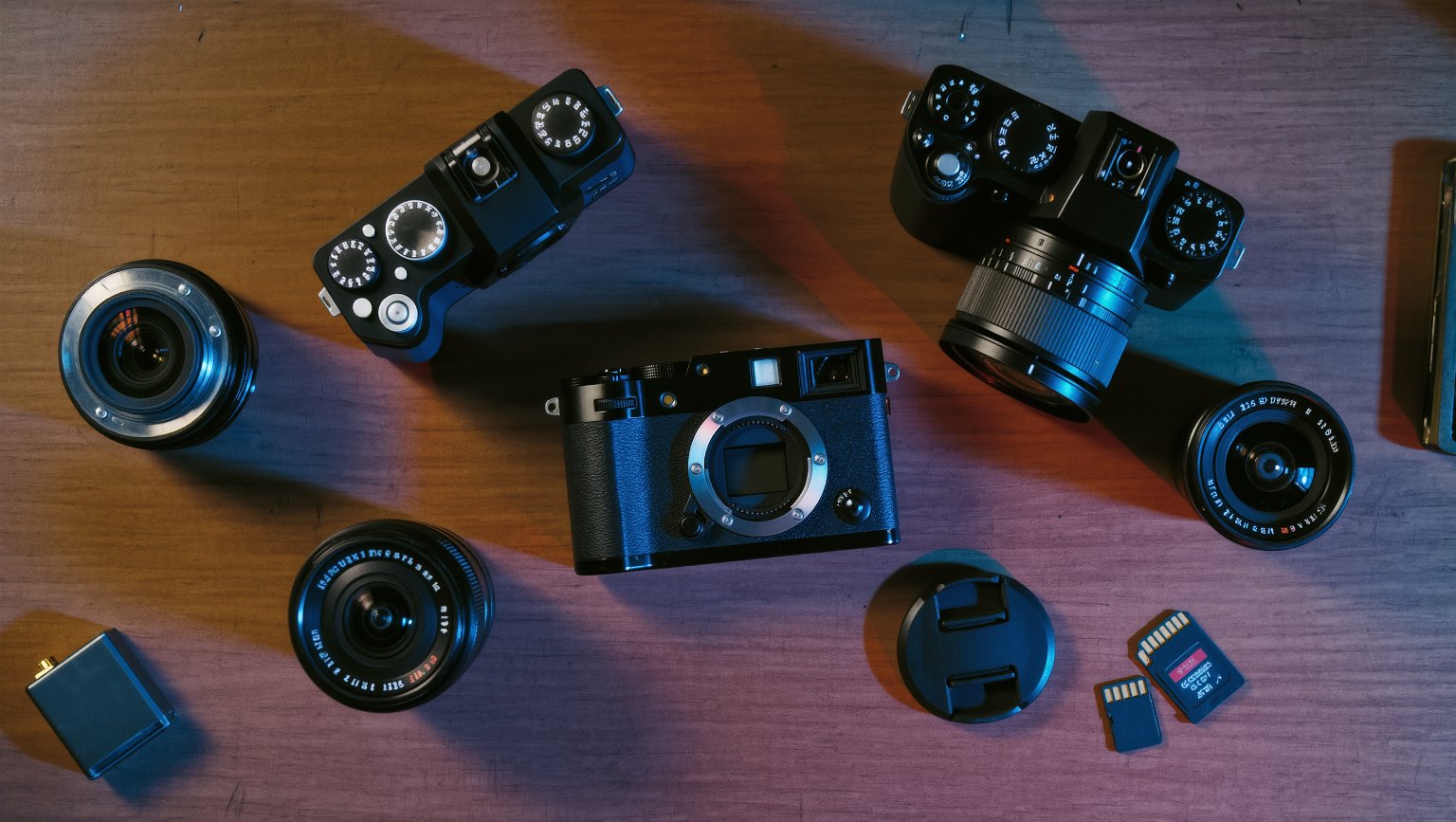 Cámaras mirrorless y objetivos sobre una mesa, estilo grunge retro