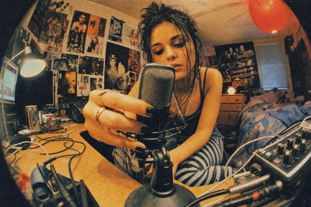 mejores micrófonos para podcast baratos - micrófono en estudio casero
